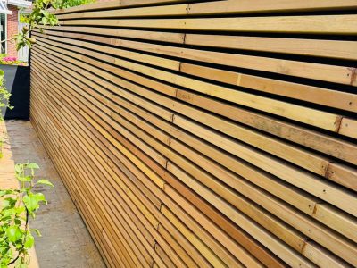 4x4-beams-or-slatted-ipe-timber-fence-with-epdm-foil-installed-behind-it